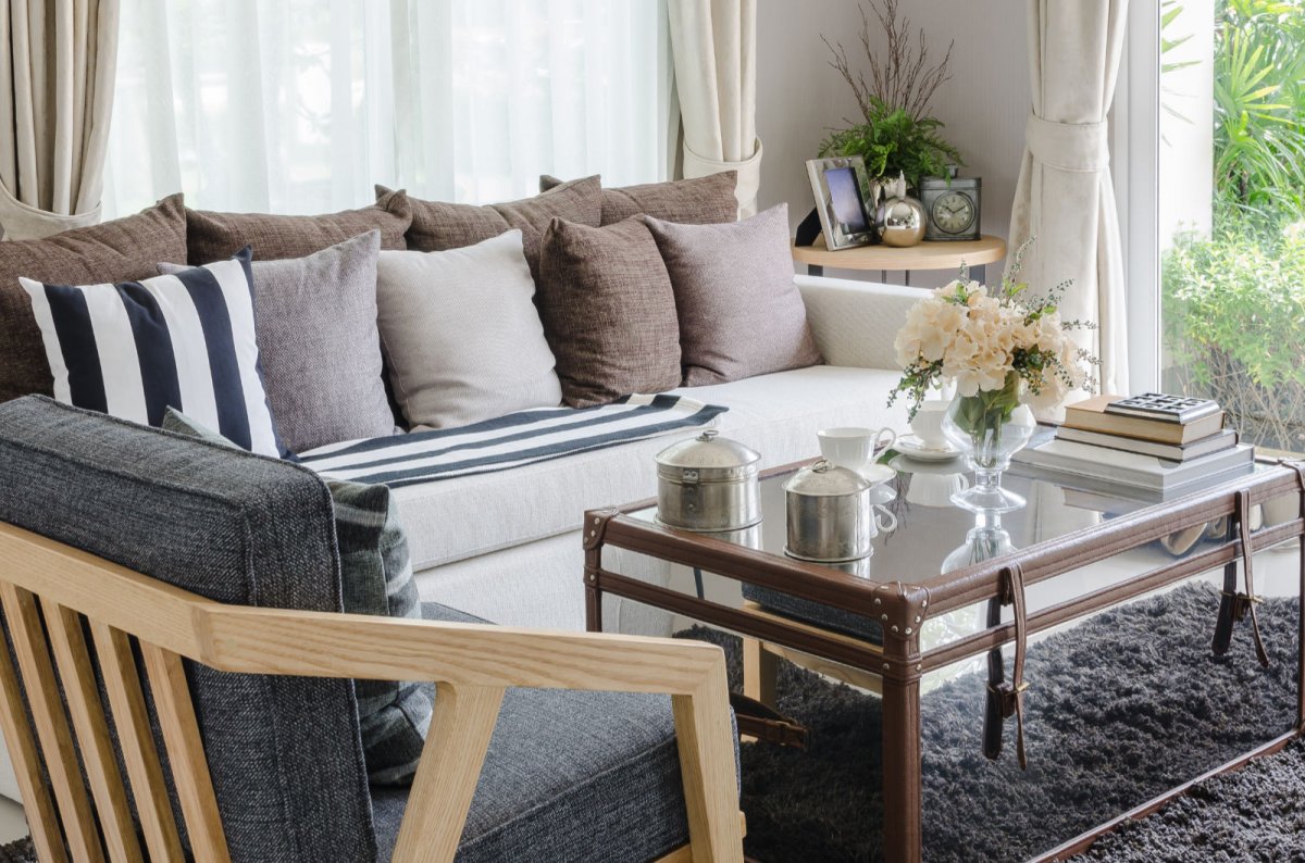 Szare i beżowe poduszki w nowoczesnym salonie