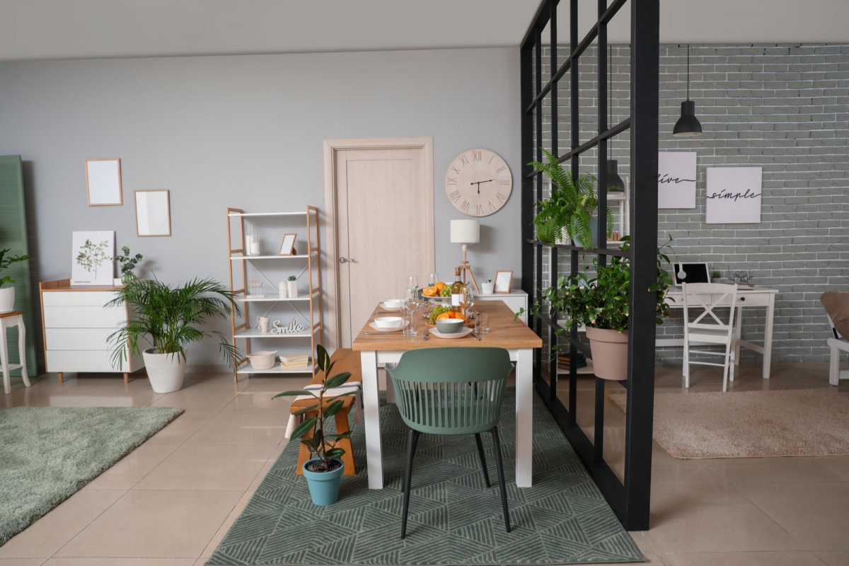 Salon z zielonymi dodatkami