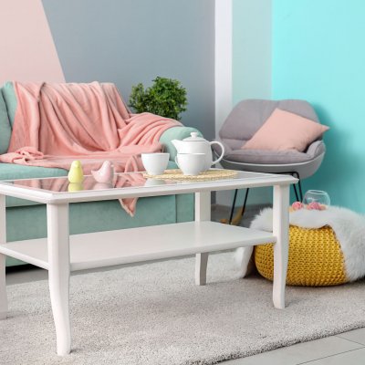 Miętowa sofa w salonie