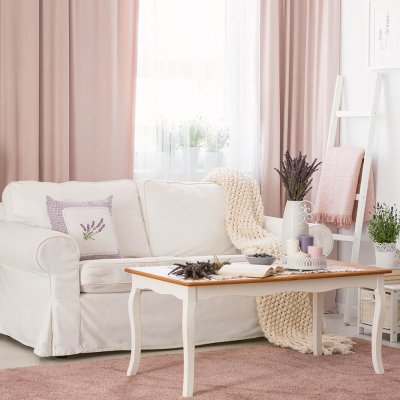 Przytulny salon w stylu prowansalskim