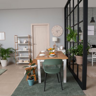 Salon z zielonymi dodatkami