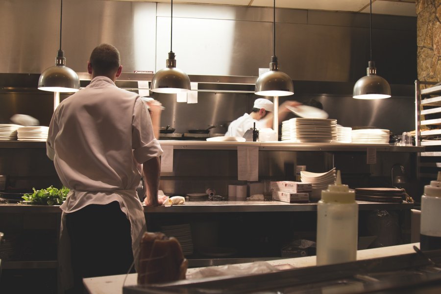 Jakie powinno być wyposażenie kuchni gastronomicznej?