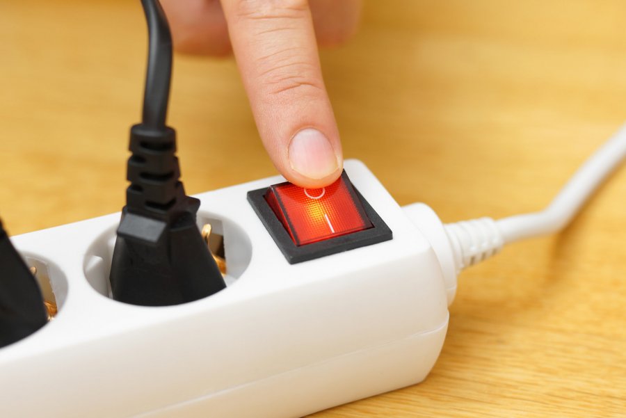 Chcesz płacić mniej za energię elektryczną? Proste sposoby na oszczędzanie prądu!